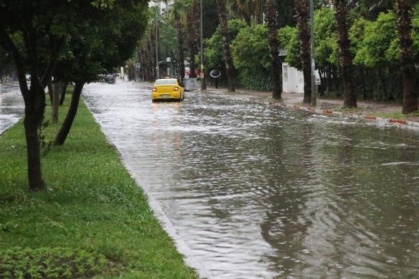 Antalya'da sağanak; rögar kapağı üstündeki asfalt kalktı