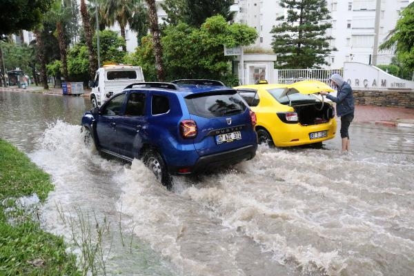 Antalya'da sağanak; rögar kapağı üstündeki asfalt kalktı