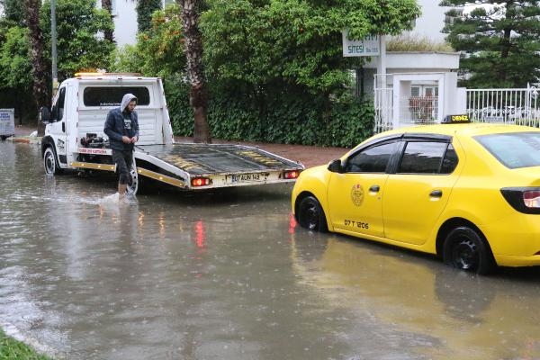 Antalya'da sağanak; rögar kapağı üstündeki asfalt kalktı