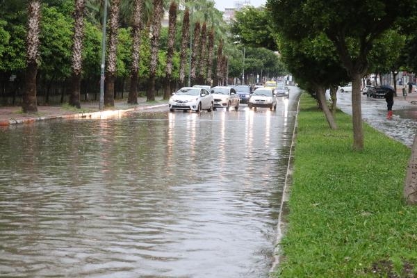 Antalya'da sağanak; rögar kapağı üstündeki asfalt kalktı