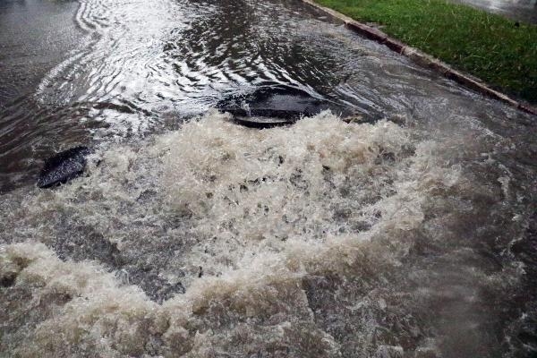 Antalya'da sağanak; rögar kapağı üstündeki asfalt kalktı