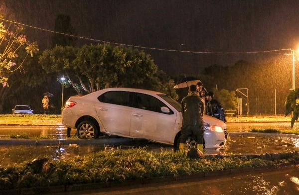 Antalya'da şiddetli yağmur nedeniyle işyerlerini su bastı, araçlar yolda kaldı