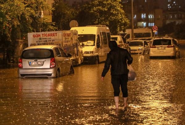 Antalya'da şiddetli yağmur nedeniyle işyerlerini su bastı, araçlar yolda kaldı