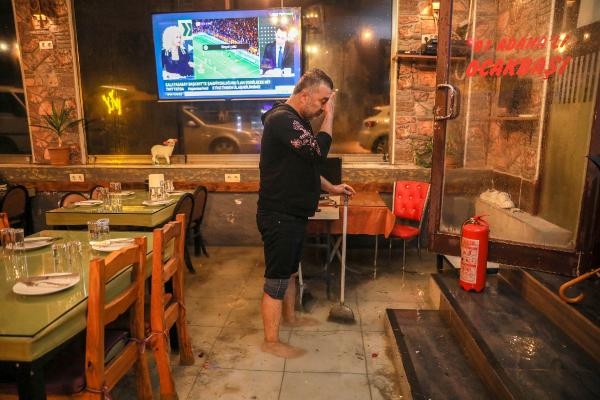 Antalya'da şiddetli yağmur nedeniyle işyerlerini su bastı, araçlar yolda kaldı