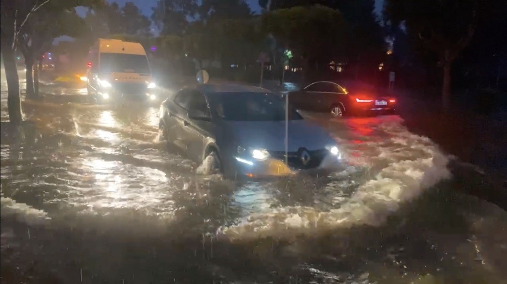 Antalya'da şiddetli yağmurda araçlar yolda kaldı