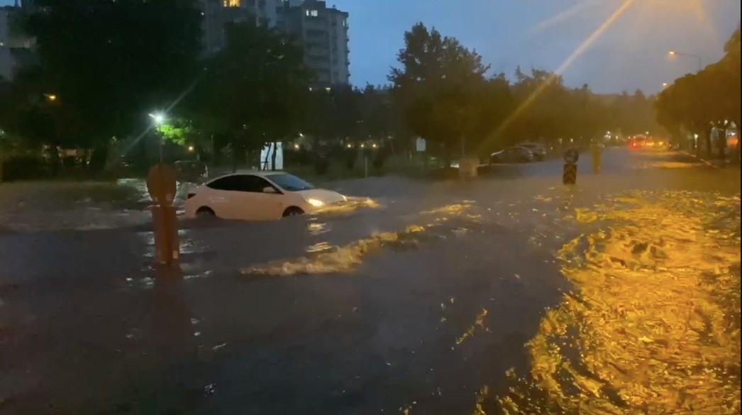 Antalya'da şiddetli yağmurda araçlar yolda kaldı