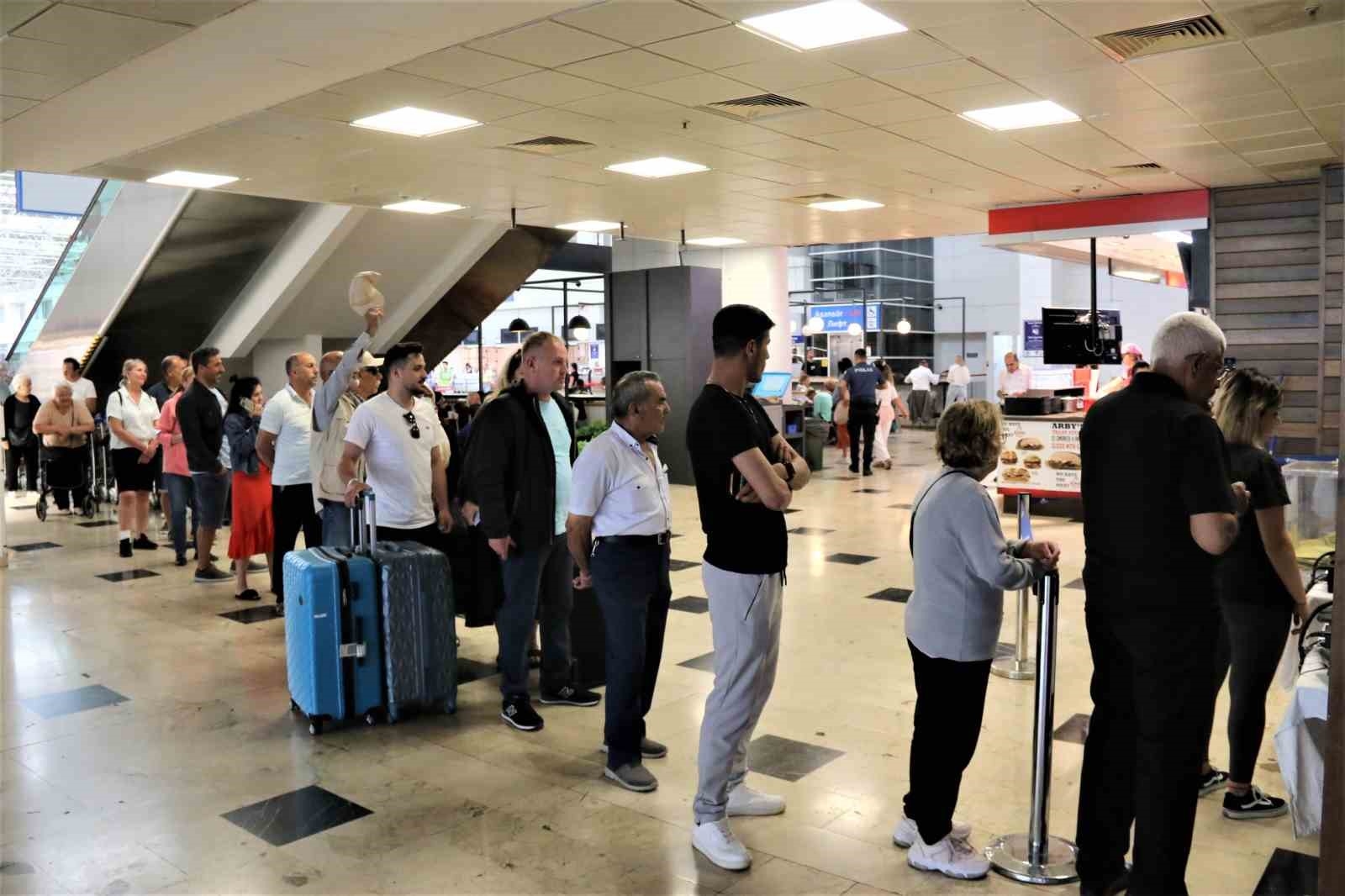 Antalya'da tatilciler ikinci turda sandığa akın etti