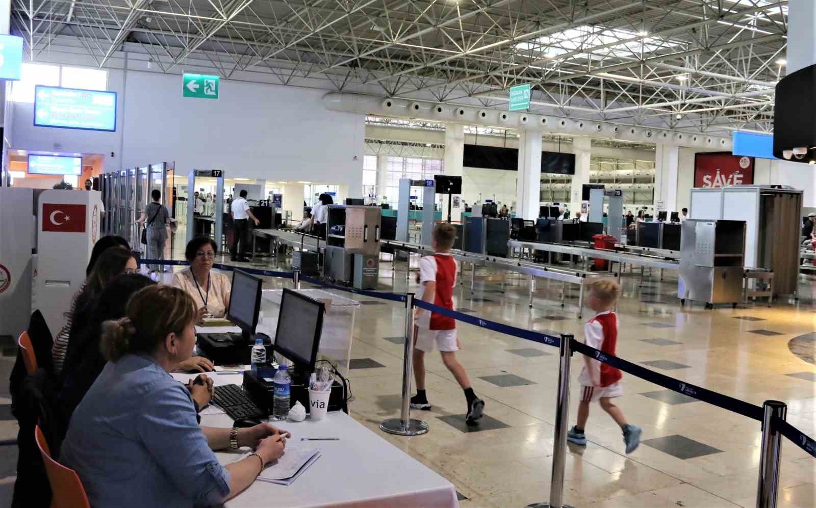 Antalya'da tatilciler ikinci turda sandığa akın etti