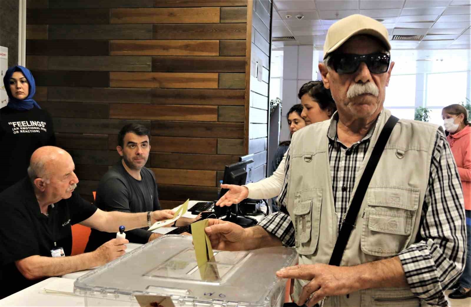 Antalya'da tatilciler ikinci turda sandığa akın etti