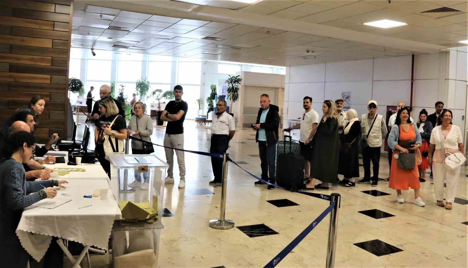 Antalya'da tatilciler ikinci turda sandığa akın etti