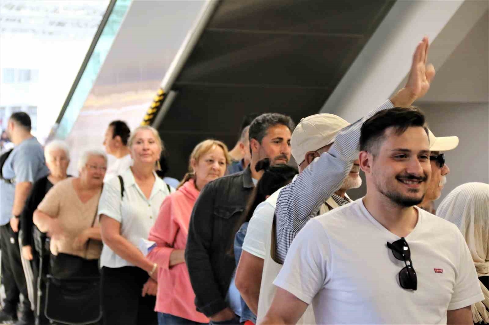 Antalya'da tatilciler ikinci turda sandığa akın etti