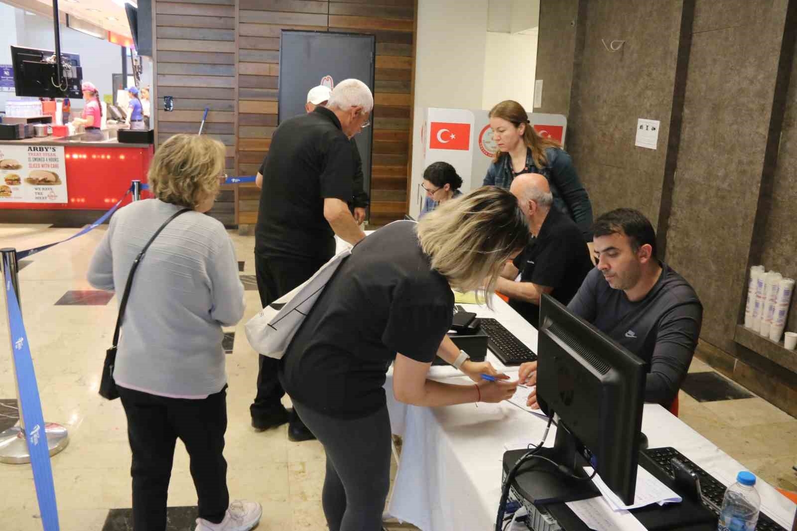 Antalya'da tatilciler ikinci turda sandığa akın etti