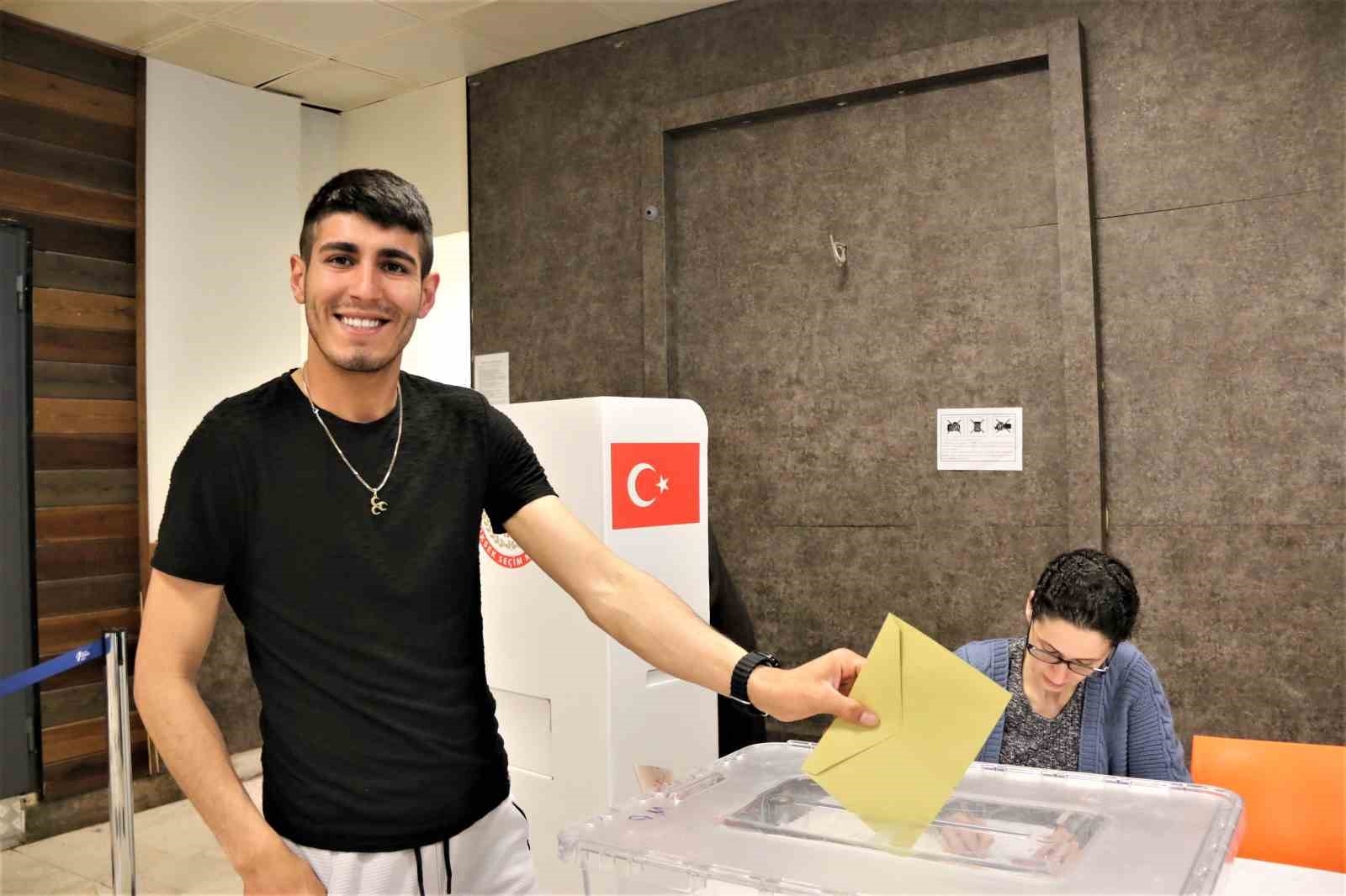 Antalya'da tatilciler ikinci turda sandığa akın etti