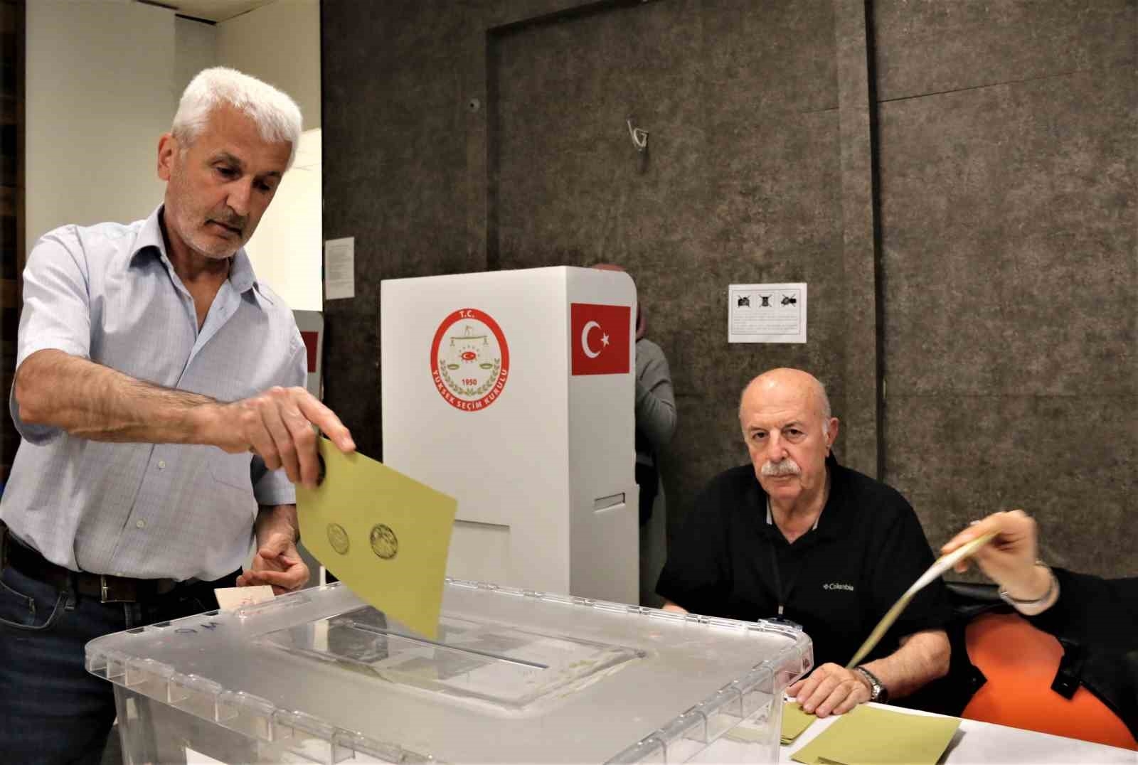 Antalya'da tatilciler ikinci turda sandığa akın etti