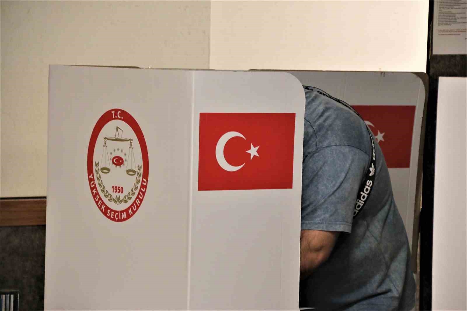 Antalya'da tatilciler ikinci turda sandığa akın etti