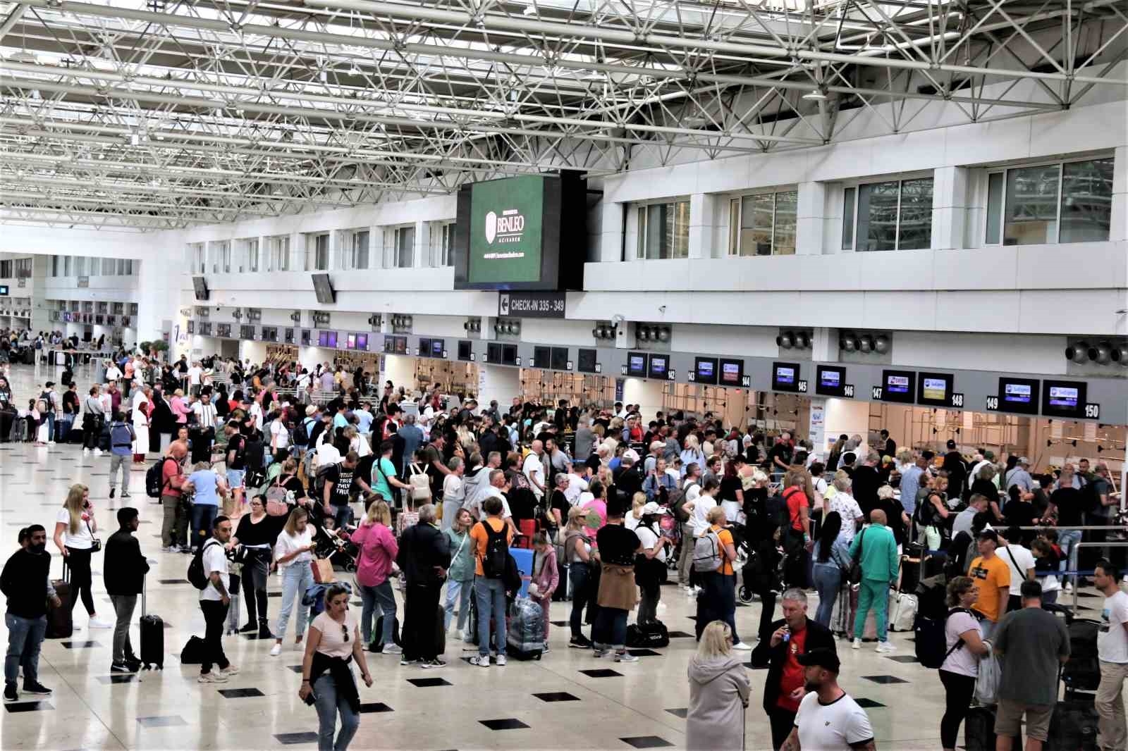 Antalya'da tatilciler ikinci turda sandığa akın etti