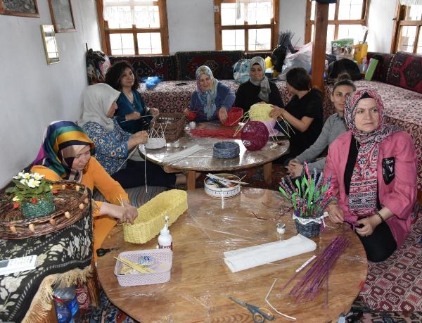Atık kağıtla sanat görenleri büyülüyor