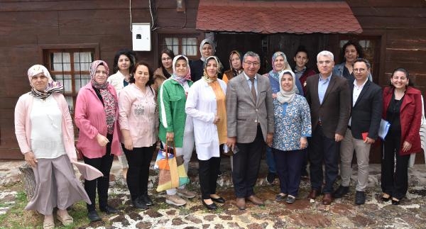Atık kağıtla sanat görenleri büyülüyor