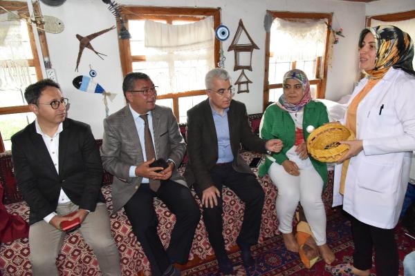 Atık kağıtla sanat görenleri büyülüyor