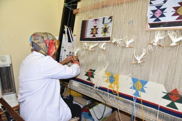 Atık kağıtla sanat görenleri büyülüyor