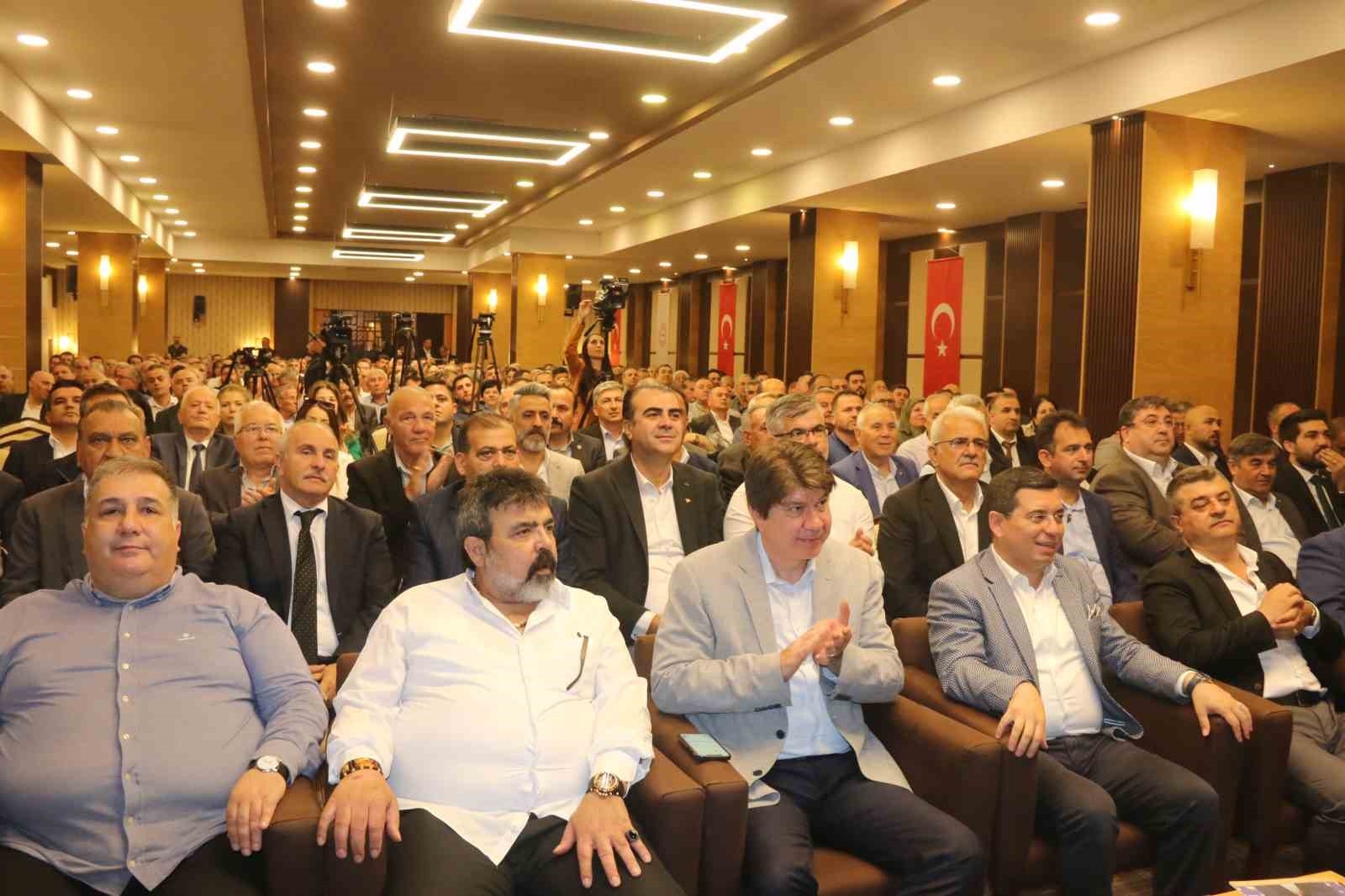 Bakan Çavuşoğlu: "'Erdoğan gitsin' diyenlerin pabucunu kaç seçimdir dama atıyoruz"