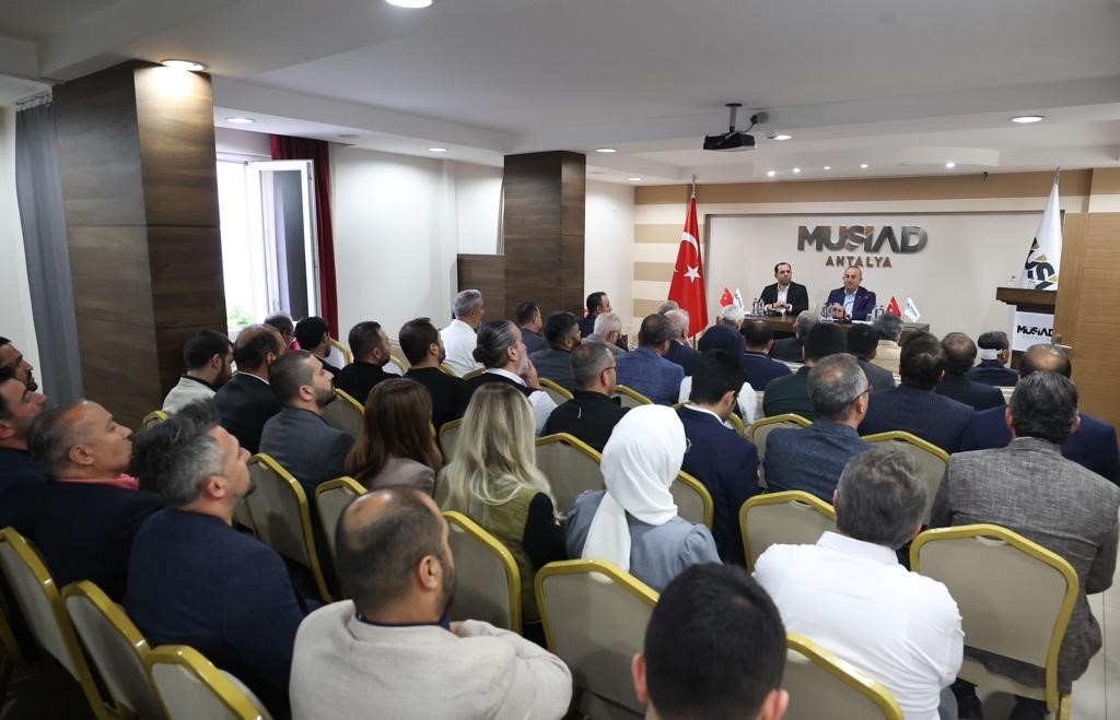 Bakan Çavuşoğlu, iş insanlarıyla bir araya geldi