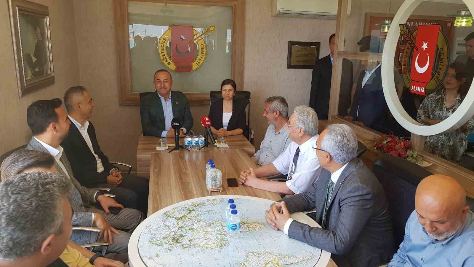 Bakan Çavuşoğlu'dan kundaklama açıklaması