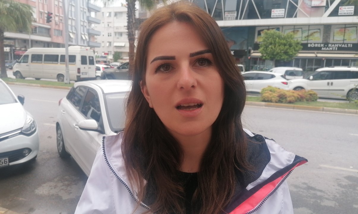 Başlarında kaskla gelip park halindeki otomobili benzin döküp yaktılar