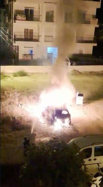 Başlarında kaskla gelip park halindeki otomobili benzin döküp yaktılar
