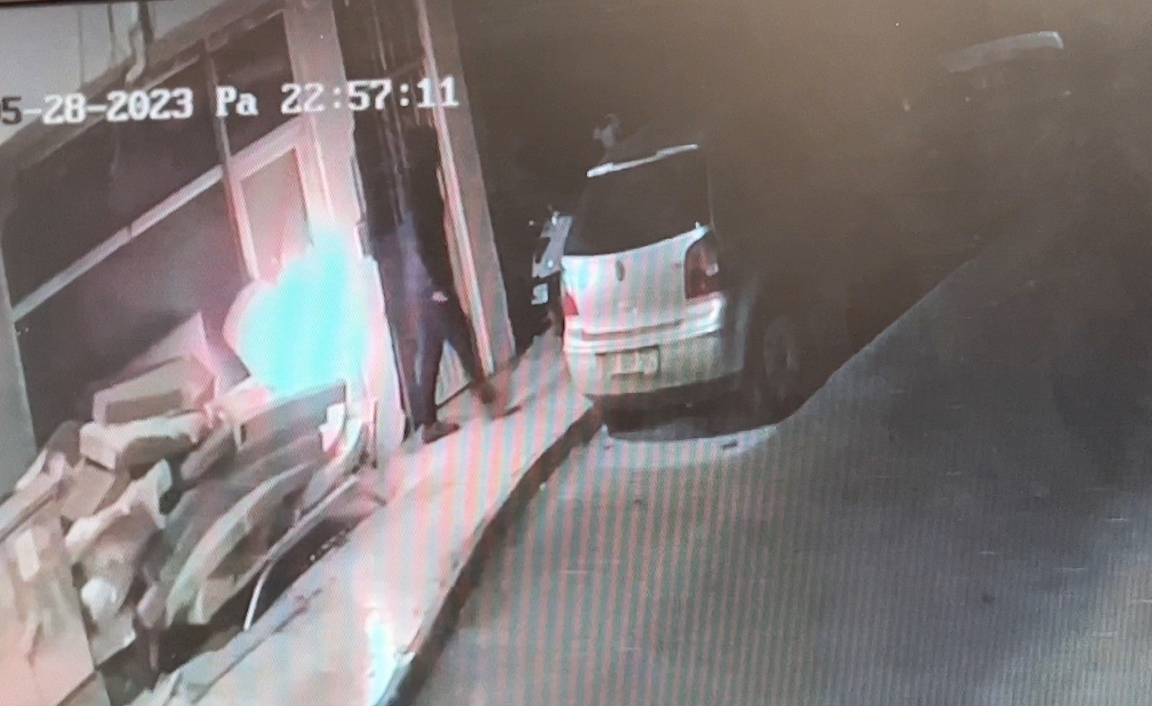Benzin döküp yaktığı binada can pazarı yaşattı