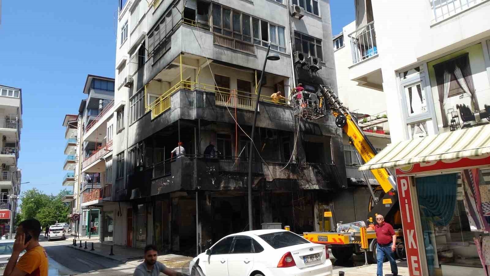 Benzin döküp yaktığı binada can pazarı yaşattı