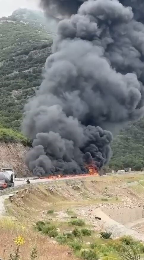 Boya yüklü tır alev alev yandı