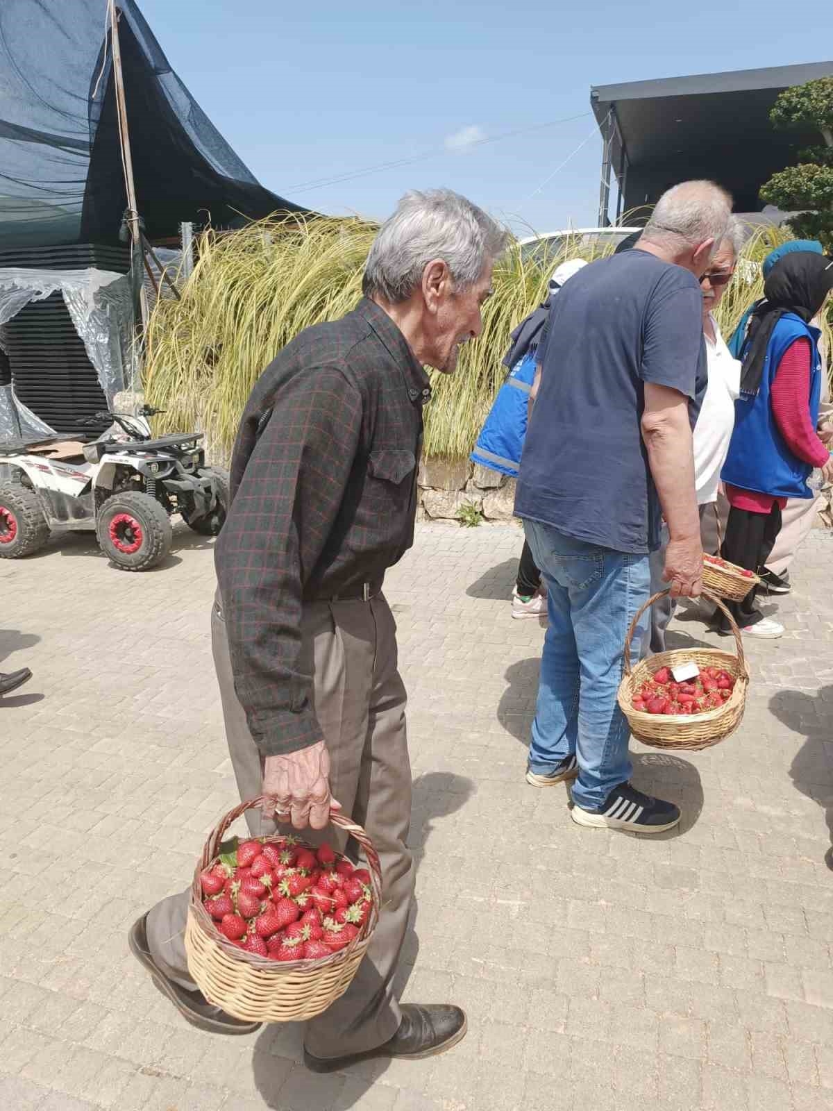 Bugünün gençlerinden dünün gençlerine sazlı sözlü eğlence