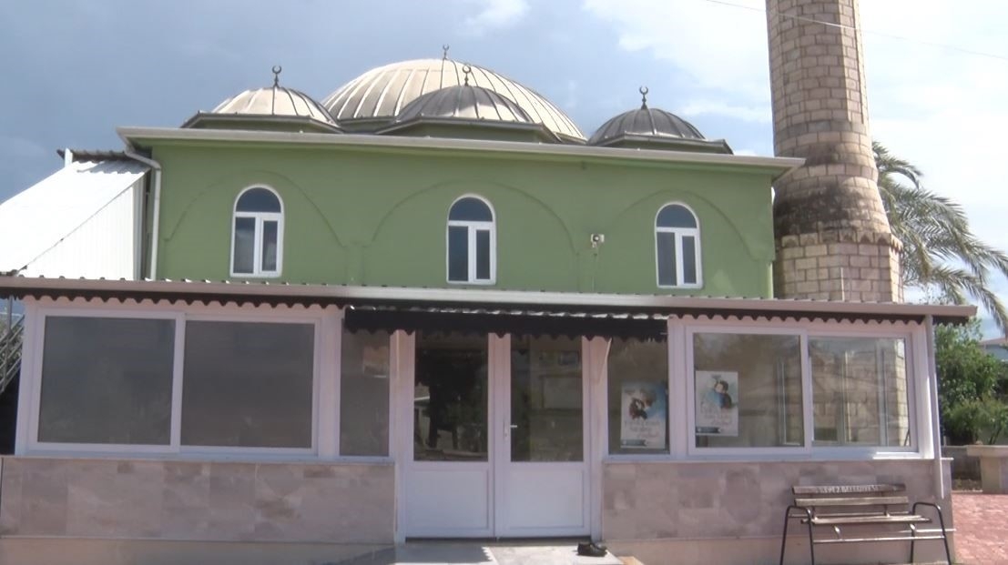 Camiden ses sistemi çalan şüpheliler yakalandı