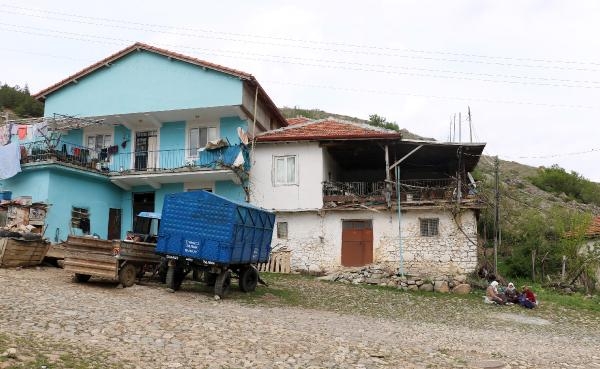 Çatıya çıkan inek imece usulü kurtarıldı