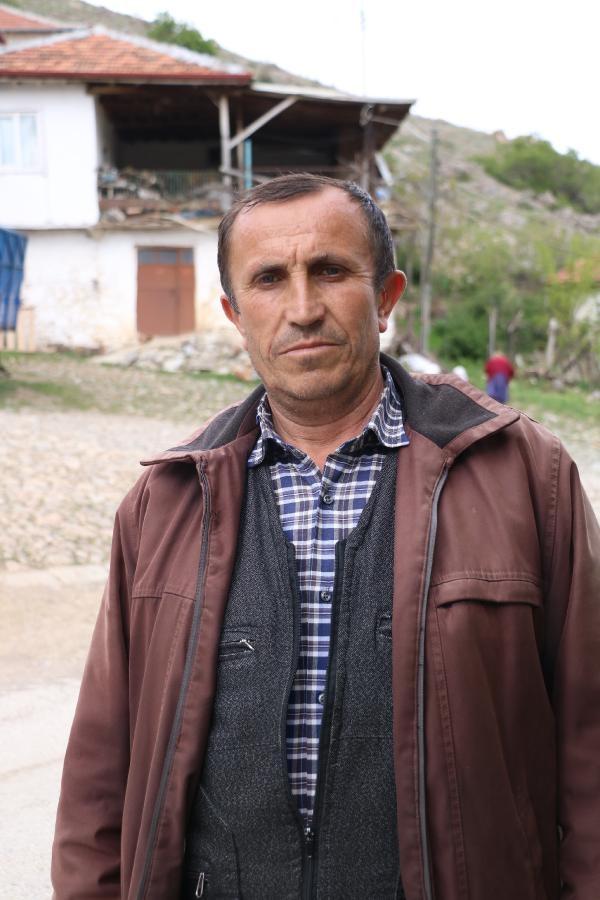 Çatıya çıkan inek imece usulü kurtarıldı