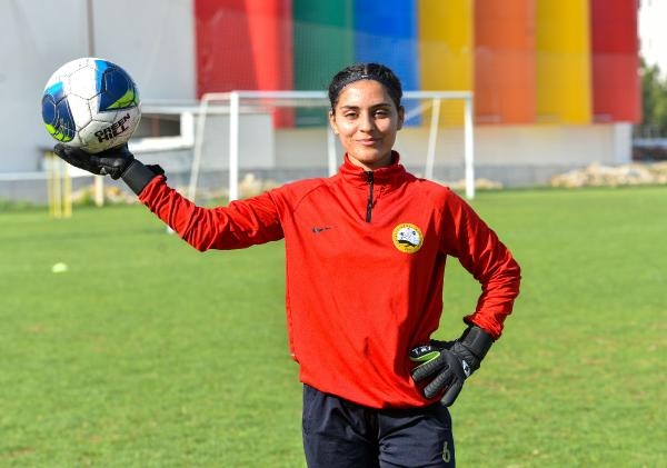 Depremzede kadın futbolcular hayallerine top koşturuyor