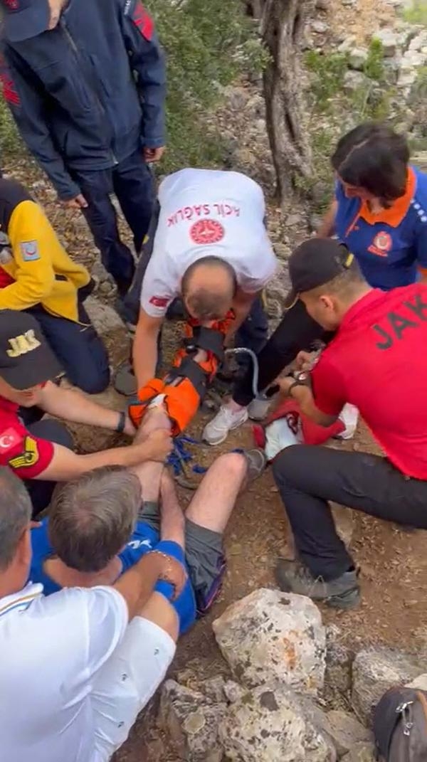 Doğa yürüyüşünde ayak bileği kırılan ABD'li turisti, 2 saat sedyeyle taşıdılar