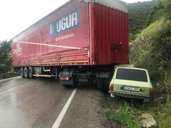 Eğirdir'de TIR ile otomobil çarpıştı
