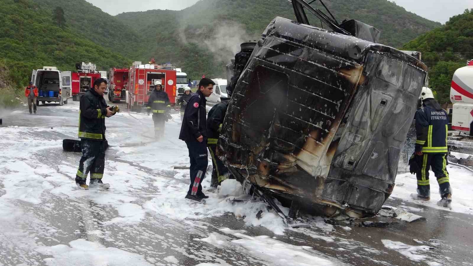 Freni boşalan kimyasal yüklü tır alev alev yandı, faciadan dönüldü