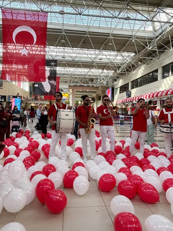 Havalimanında 19 Mayıs coşkusu