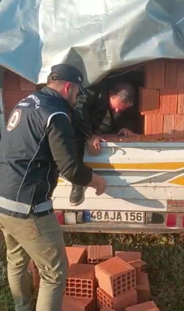 Kamyonetin kasasındaki tuğlaların arasına gizlendi !