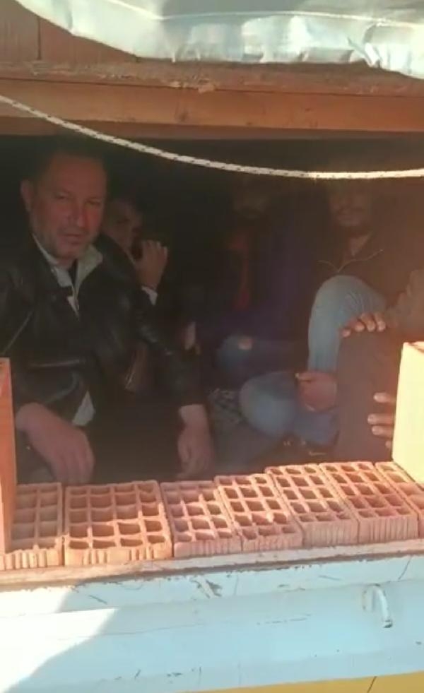 Kamyonetin kasasındaki tuğlaların arasına gizlendi !