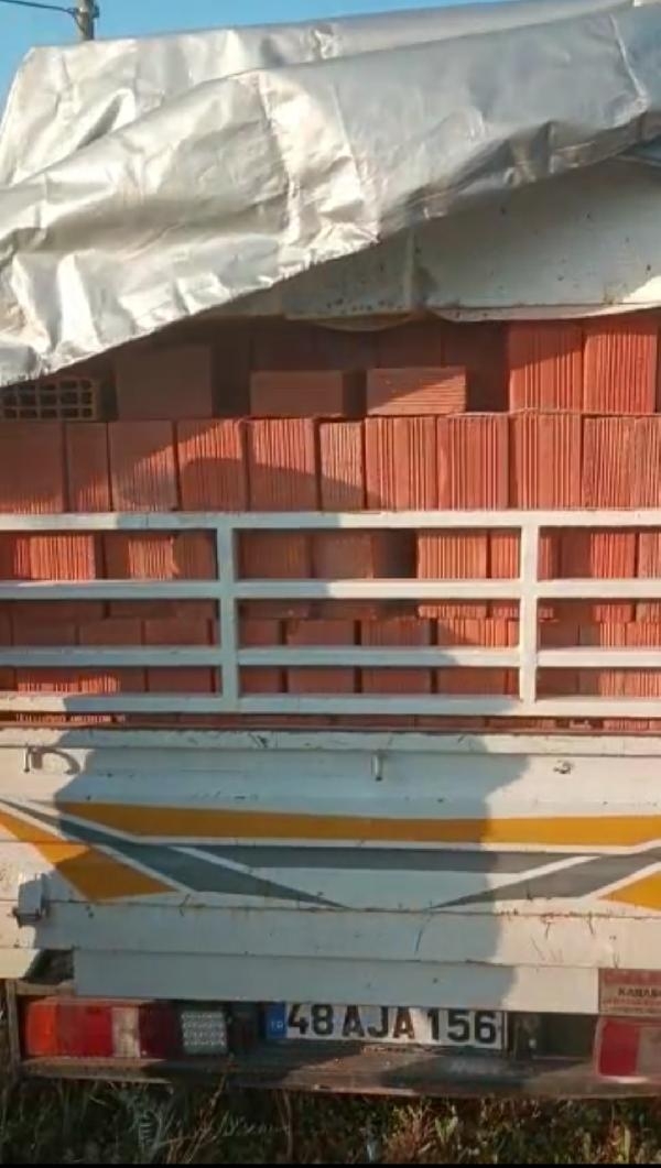 Kamyonetin kasasındaki tuğlaların arasına gizlendi !