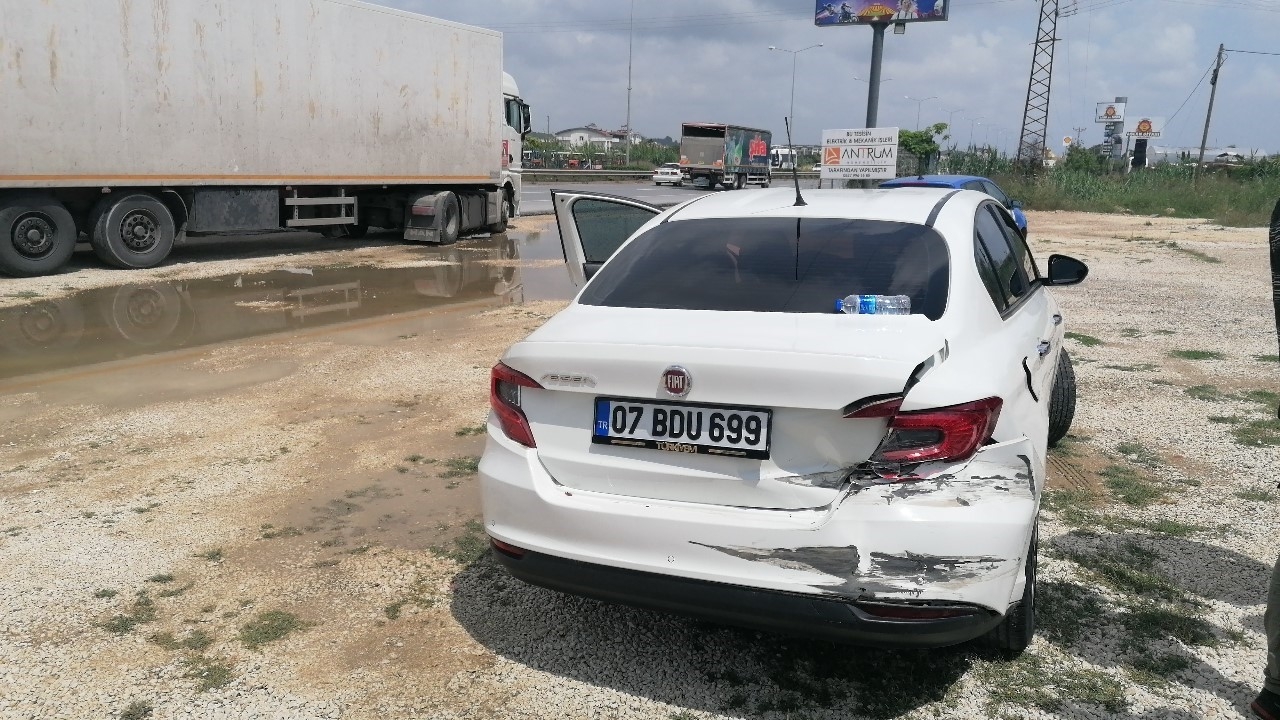Kaza yapan araçlara çarpmamak için fren yapan tırın dorsesindeki alkoller yola döküldü