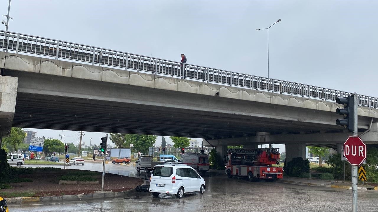 Köprülü kavşak üzerinde intihar girişimi: Polisler yaklaştı o uzaklaştı