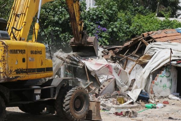 Mahallelinin tepkisi, kaçak gecekonduyu yıktırdı !