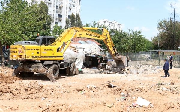 Mahallelinin tepkisi, kaçak gecekonduyu yıktırdı !