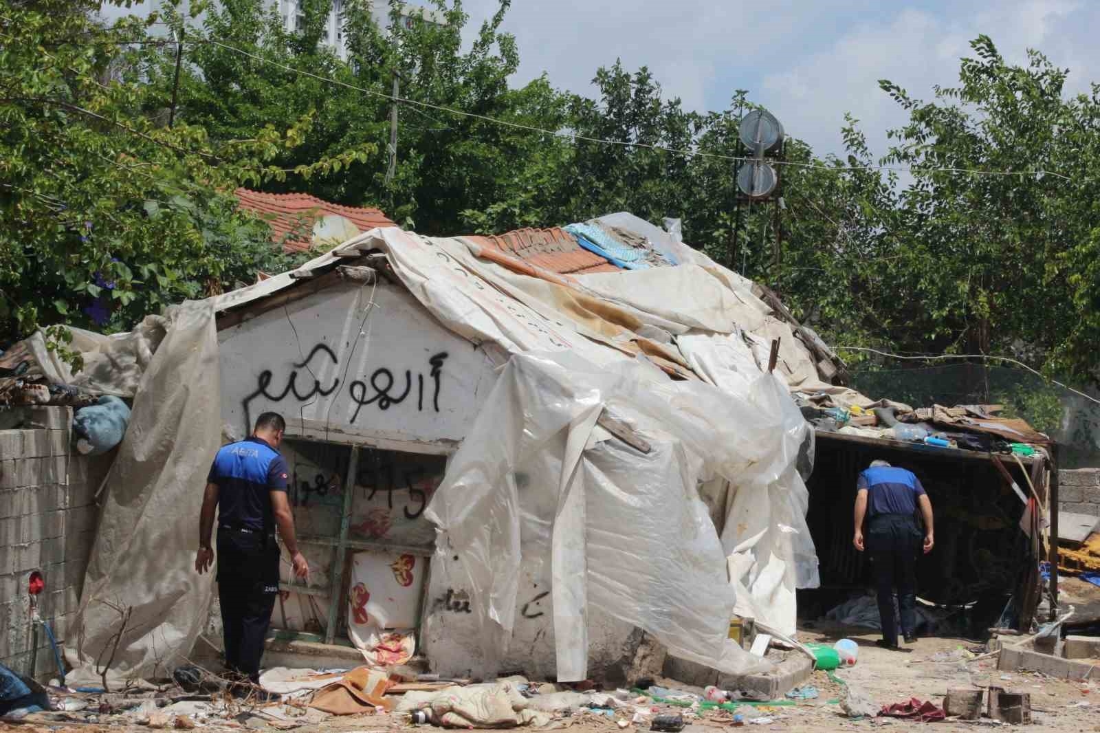 Mahalleliyi isyan ettiren metruk çöp ev, yıkıldı !