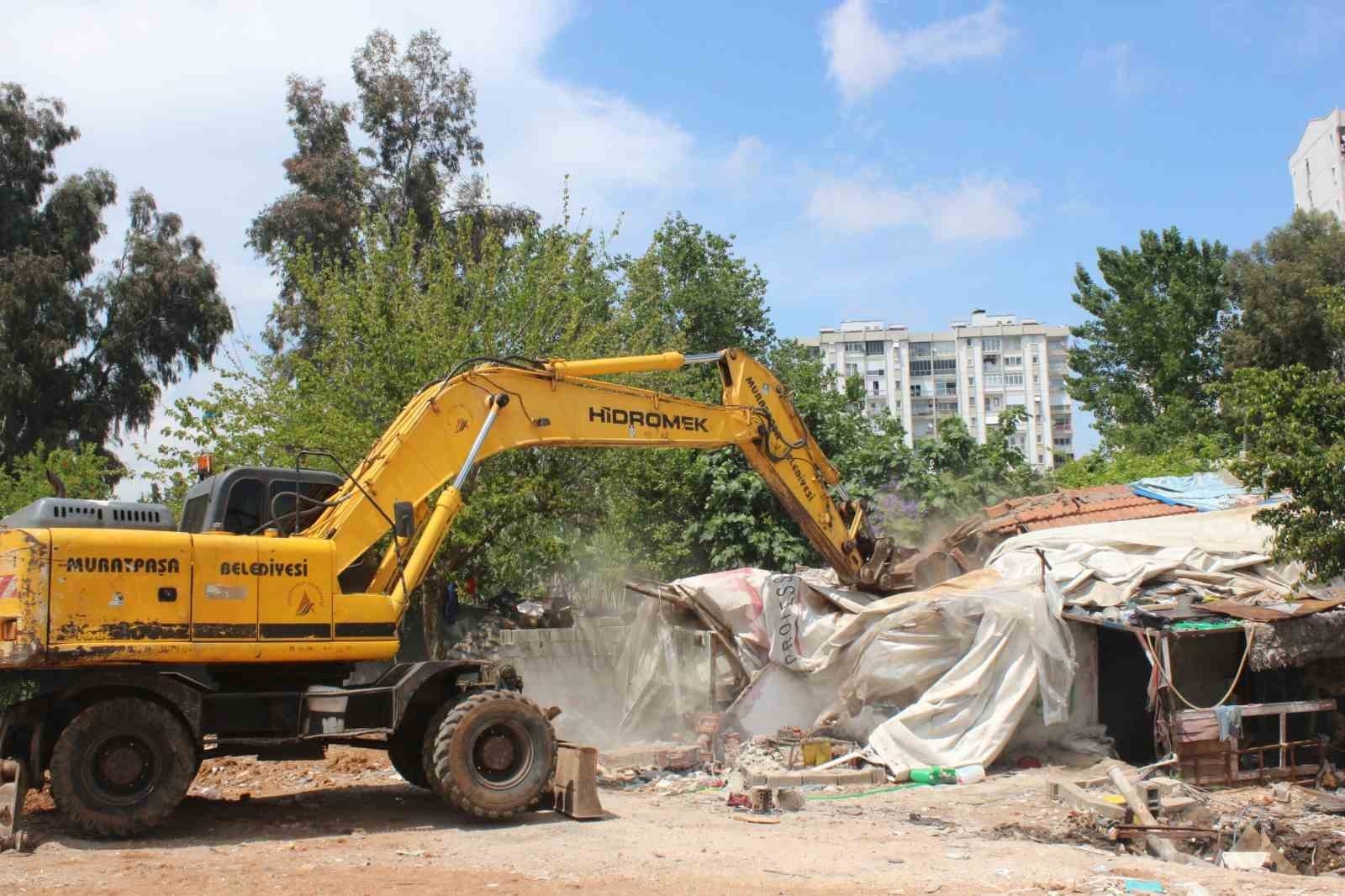 Mahalleliyi isyan ettiren metruk çöp ev, yıkıldı !